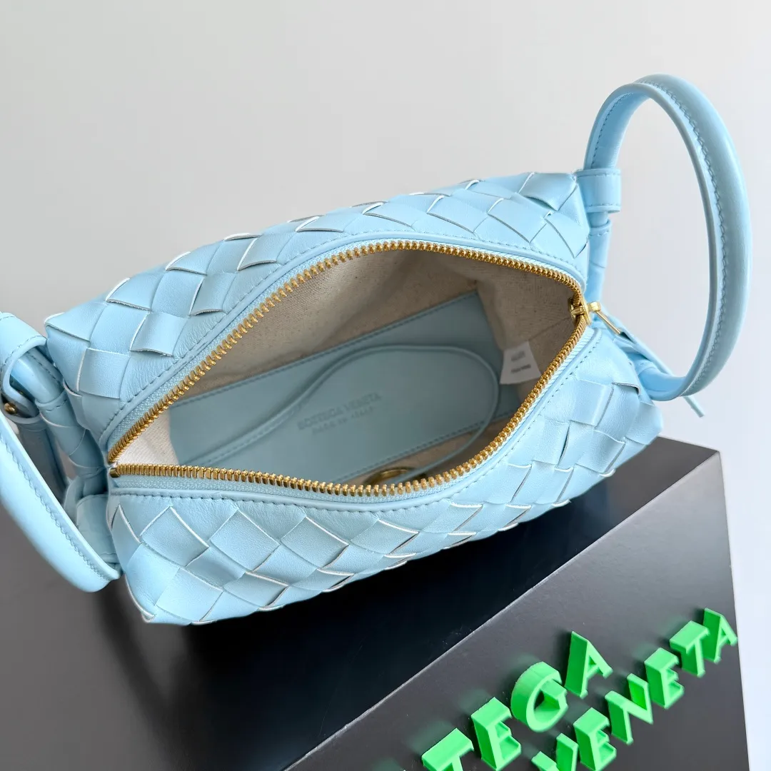 Batch 1360 BOTTEGA VENETA 2024 new loop is here! ! Many girls who like BV have owned the Loop bag. It has a simple appearance, classic weaving, and a compact and lightweight bag shape. This innovation continues the "camera bag" shape. Unlike the traditional Loop bag, which can only be worn as a crossbody bag, this innovation It can be carried by hand or cross-body, satisfying both the concave shape and daily needs. The oversized buckle can be folded and used as a handle. The sultry heat in summer ☀️ usually reduces people's desires. Having a lightweight bag will greatly enhance the happiness of traveling🫧 Style number: 796615 Size: 19*12*9cm